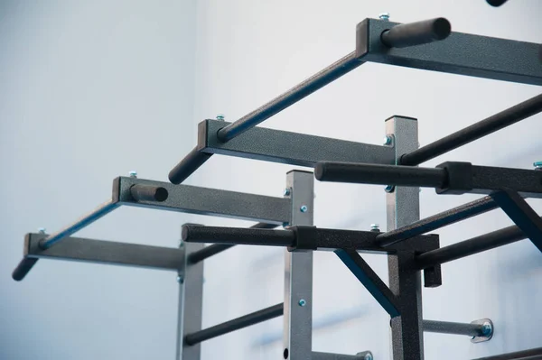 Bar a muro in palestra. Parete bar nella sala ginnastica della scuola — Foto Stock