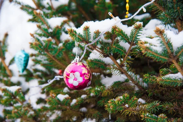 Kerstboom met decoratie onder sneeuw — Stockfoto