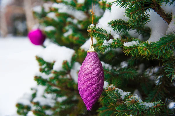 Kerstboom met decoratie onder sneeuw — Stockfoto