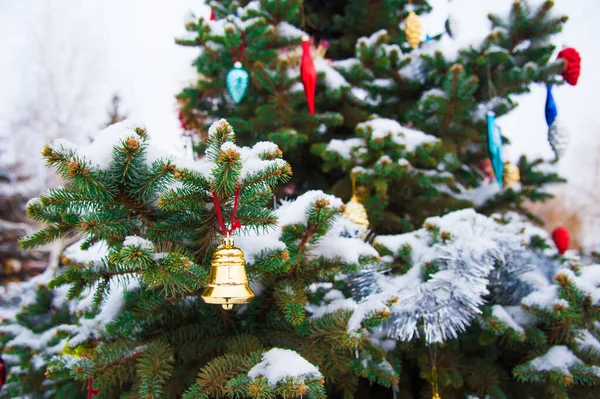 Kerstboom met decoratie onder sneeuw — Stockfoto