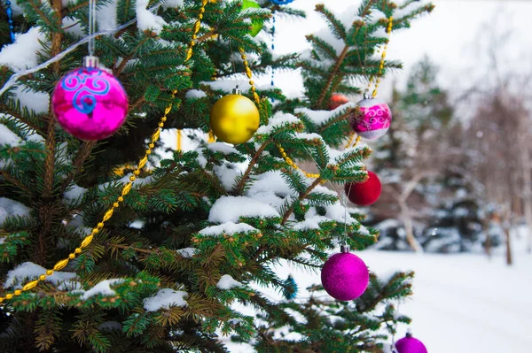Choinka z dekoracją pod śniegiem — Zdjęcie stockowe
