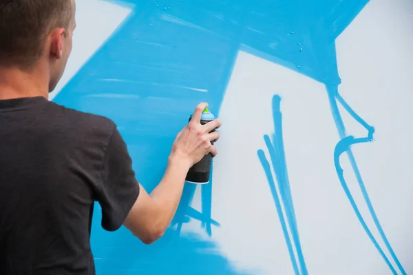 Graffiti Manos de artista con latas de pintura — Foto de Stock