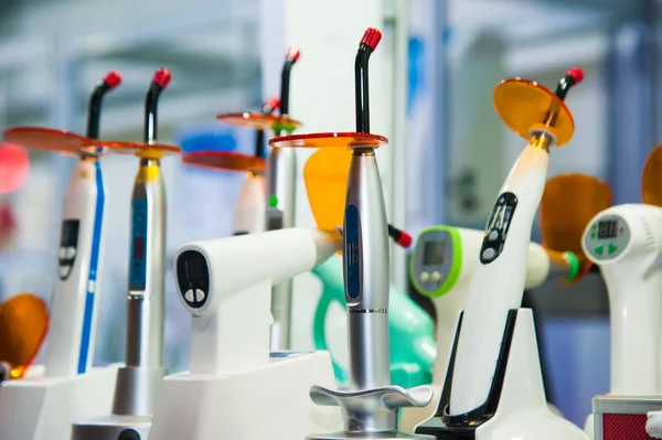 专业牙医工具在牙科诊所 — 图库照片