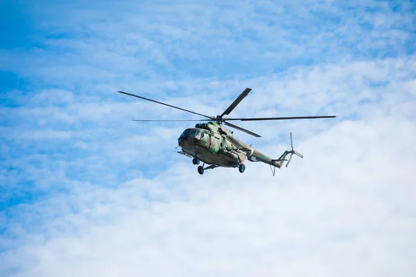 Militär helikopterflygning under träning — Stockfoto
