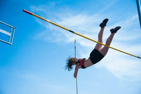 Competição pólo vault jumper fêmea — Fotografia de Stock