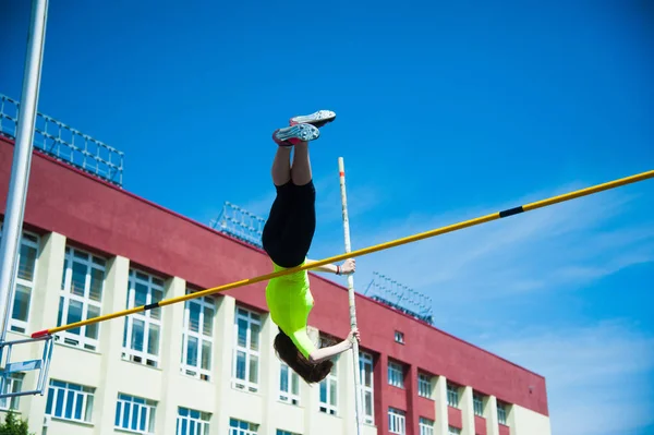 Competição pólo vault jumper fêmea — Fotografia de Stock