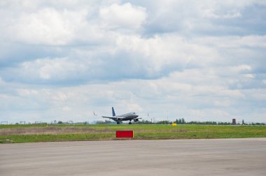 Uçak havaalanı pistine indi