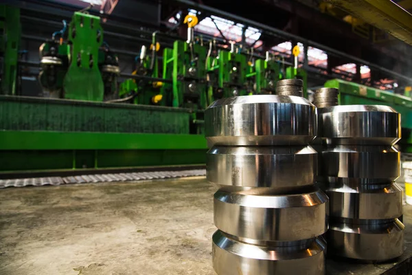 Installatie voor de productie van metalen buizen. Stapel stalen buizen — Stockfoto