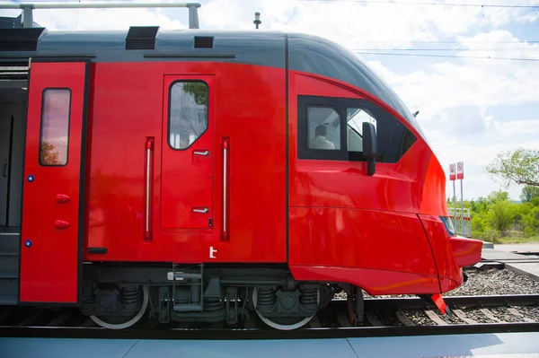 现代铁路的红色列车 — 图库照片