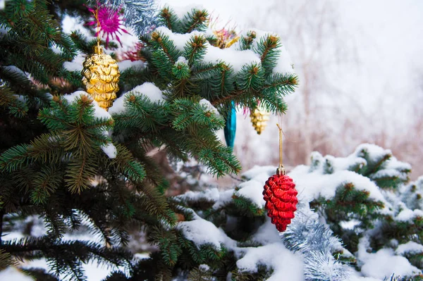 Рождественская елка с украшением под снегом — стоковое фото