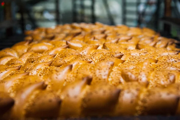 Bakkerij. Productie van brood, broodjes, taarten en koekjes — Stockfoto