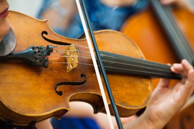 Kemancı yakın çekim keman çalıyor