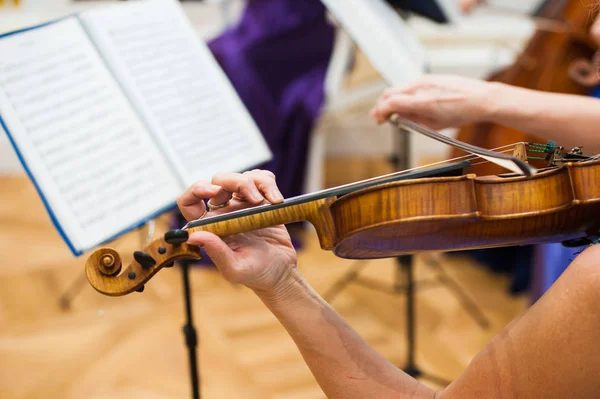 Violinist spelar violin närbild — Stockfoto