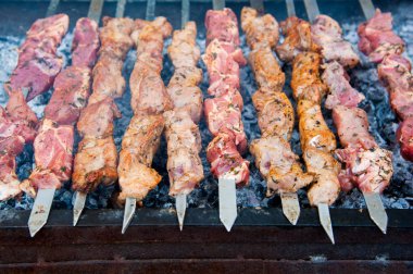 Mangal üzerinde pişirme shashlik