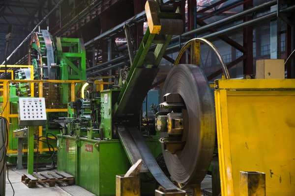 Installatie voor de productie van metalen buizen. Stapel stalen buizen — Stockfoto