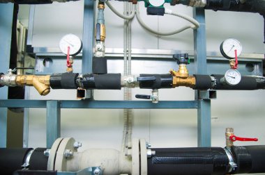 Manometre, borular ve ısıtma sisteminin musluk vanaları