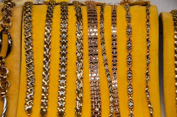 Gouden accessoires in een sieraden winkel — Stockfoto