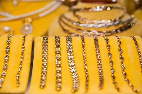 Gouden accessoires in een sieraden winkel — Stockfoto