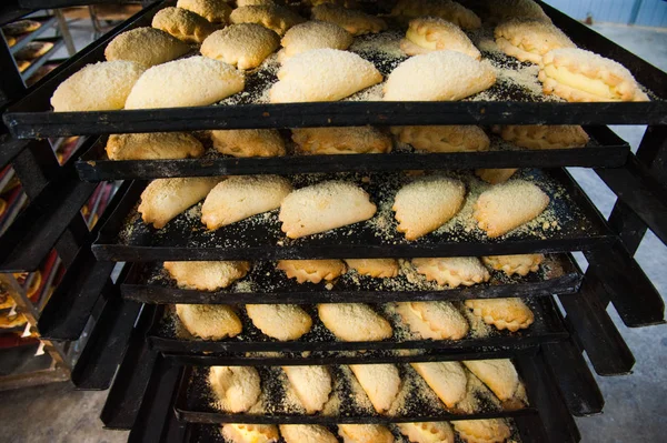 Padaria. Produção de pão, pãezinhos, tortas e biscoitos — Fotografia de Stock