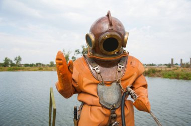 Bir vintage derin deniz dalgıç elbisesi dalgıç immerses