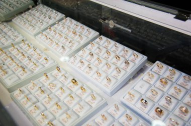 Bir kuyumcuda altın aksesuarlar