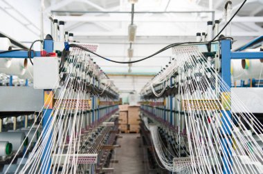 İplik iplik makinesinde çalışan