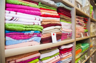 Mağazada renkli havlular