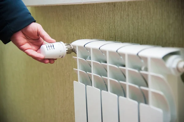 Regolazione manuale della manopola del radiatore di riscaldamento — Foto Stock