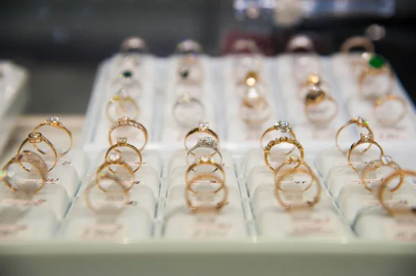 Accesorios de oro en una joyería — Foto de Stock