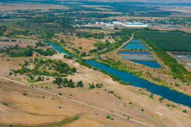 Bir yaz günü çayırların ve tarlaların havadan görünüşü