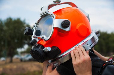 Bir dalgıç giysisi ve kask dalış için hazır su dalgıç