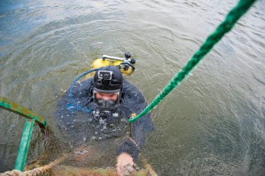 Bir dalgıç giysisi ve kask dalış için hazır su dalgıç