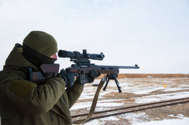 Eğitim, asker. Silahla ateş adam