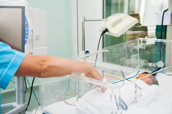 Neugeborenes Baby Bei Behandlung Von Gelbsucht Unter Licht Inkubator — Stockfoto