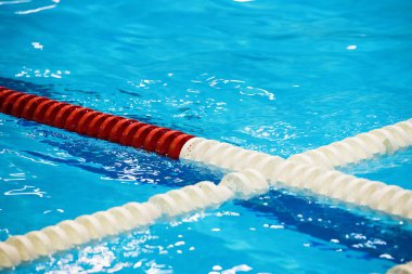 Kapalı alanda boş bir yüzme havuzu manzarası. Yarışma yüzme havuzunun yolları