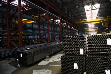 Makine aletleri ve ekipmanlarla atölye çalışması, metal borular için çelik rulo. Metal boruların üretimi için bitki. Çelik borular yığını.