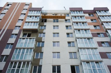 Çok katlı bir bina. Çok katlı konut inşaatı