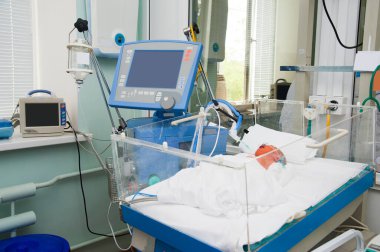 Yeni doğmuş bebek kuluçka makinesinde ultraviyole ışıkta sarılık tedavisi görüyor..