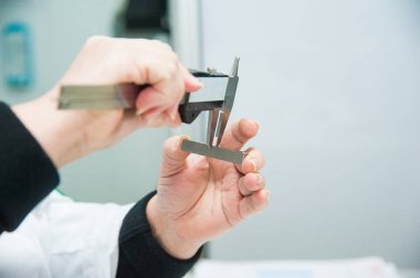 Kesme makinesinde işlemden sonra ayrıntılı ölçüm aracı mekanik teknisyen