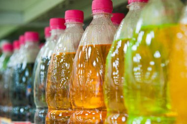Raflardaki plastik kola şişeleri. Süpermarkette soda şişeleri