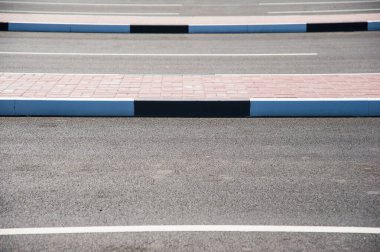 Şehirde siyah beyaz kaldırımlı beton kaldırım