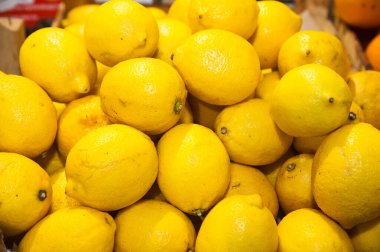 Taze meyve ve sebze. Limonlar pazarda satılıyor.