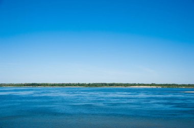 Nehir kıyısında güzel bir yaz manzarası, güneşli bir gün