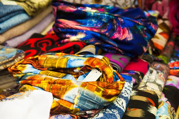 Çiftçi Pazarında Satılık Renkli Ipek Eşarplar Veya Şallar — Stok fotoğraf