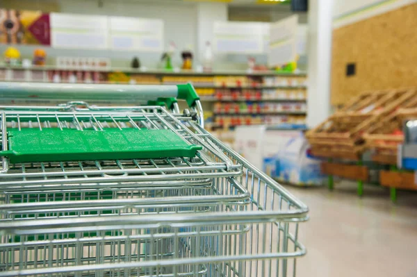 Fila Carrinhos Compras Vazios Supermercado — Fotografia de Stock
