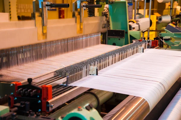 Endüstriyel Kumaş Üretim Hattı Bir Tekstil Fabrikasında Dokuma Tezgahı — Stok fotoğraf