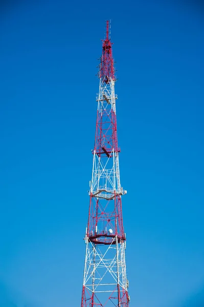 Doğayla Içe Radyo Kulesi Mavi Gökyüzü Arka Planında Antenleri Olan — Stok fotoğraf