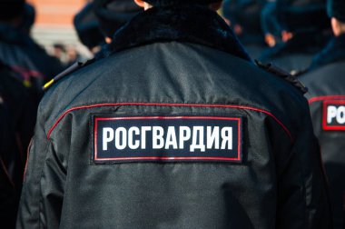 Üniformalı Rus polis memurları. Rusça metin: 