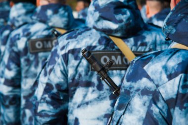 Üniformalı Rus polis memurları. Rusça metin: 