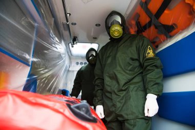 Coronavirus covid 19. Ambulans, hasta bakımı için hazırlandı. Hastalık kontrolü konusunda uzmanlar. Etiket: 